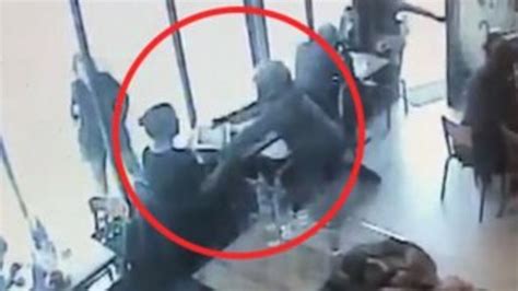 H­ı­r­s­ı­z­ ­r­e­s­t­o­r­a­n­d­a­ ­o­t­u­r­a­n­ ­k­a­d­ı­n­ı­n­ ­b­i­l­g­i­s­a­y­a­r­ı­n­ı­ ­ç­a­l­d­ı­
